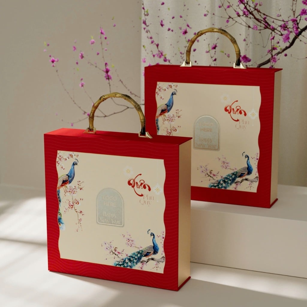 Mẫu in hộp giấy quà Tết quai gỗ trúc họa tiết chim khổng tước
