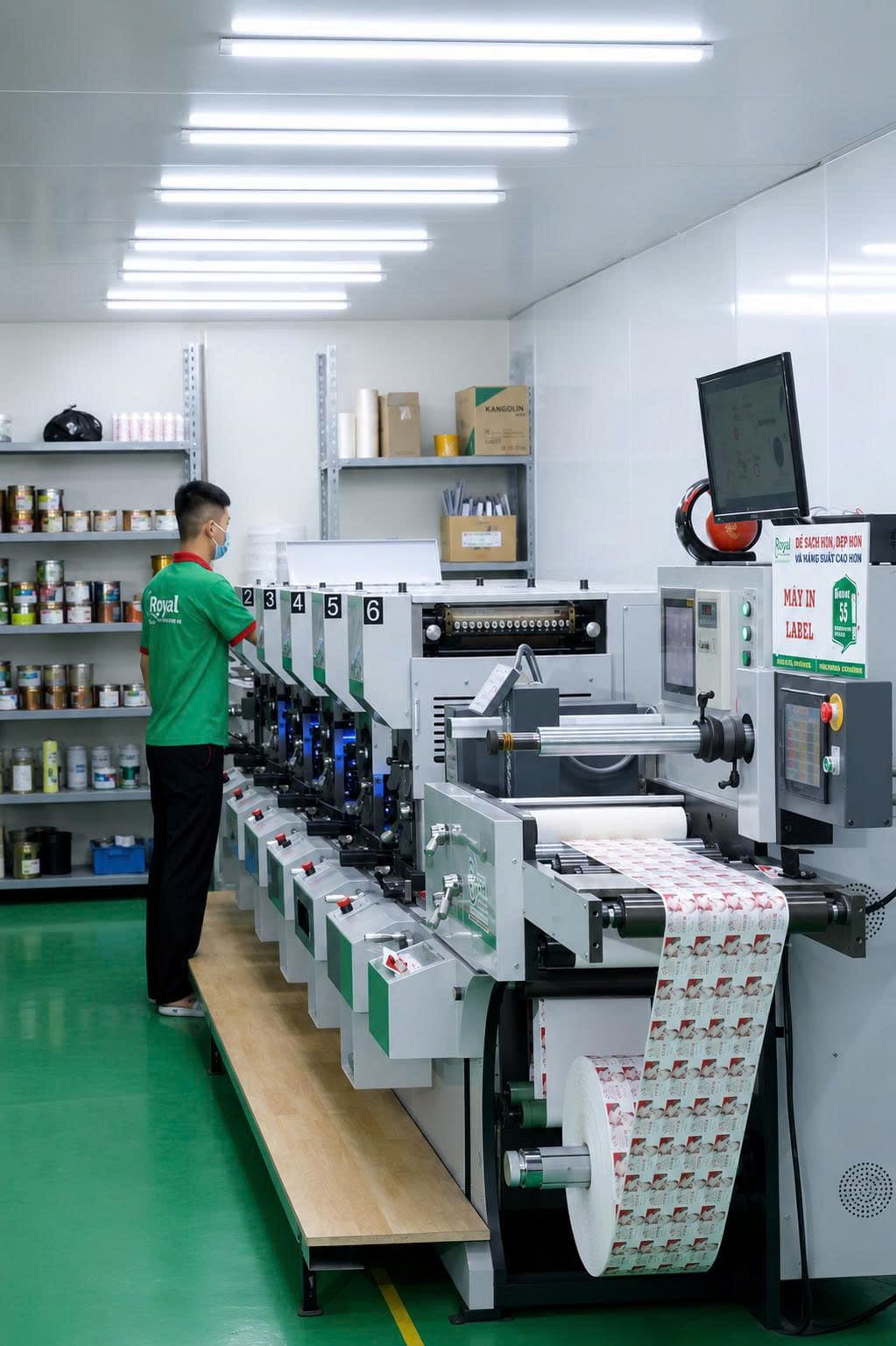 Hệ thống m&aacute;y in tem nh&atilde;n cuộn hiện đại tại xưởng In Royal