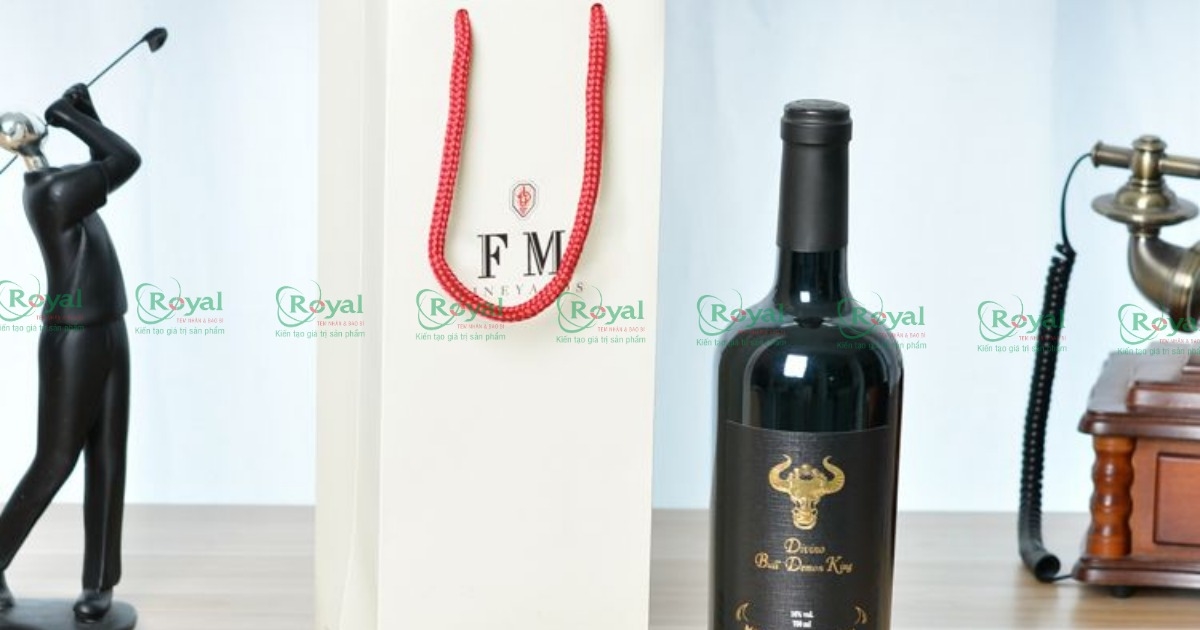 In hộp giấy đựng rượu vang cao cấp – Thiết kế sang trọng, nâng tầm quà tặng