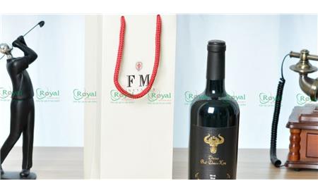 In hộp giấy đựng rượu vang cao cấp – Thiết kế sang trọng, nâng tầm quà tặng